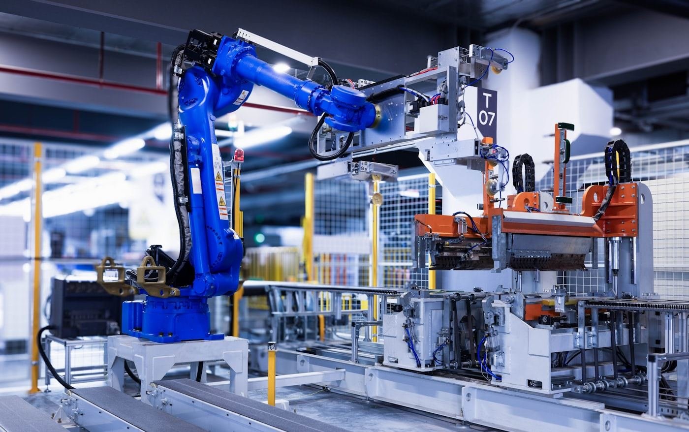 Otomasyon robot kollu üretim hattı